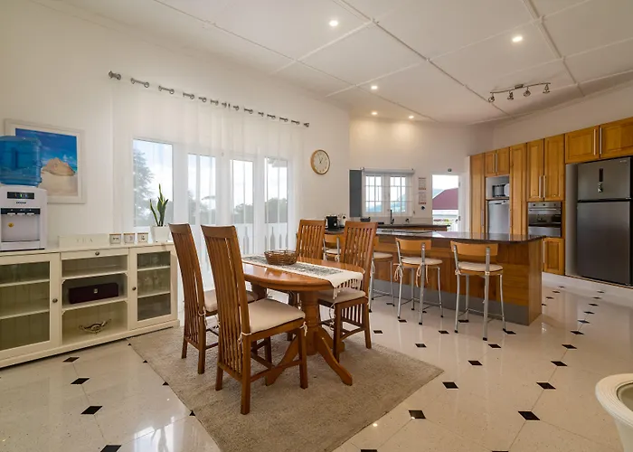 Villa 2 Bed - Sleeps 4 - Pets - Pool - Garden Beau Vallon (Mahe)