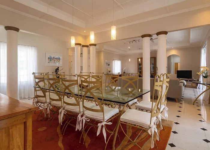 2 Bed - Sleeps 4 - Pets - Pool - Garden Villa *