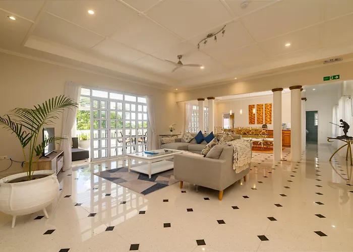Villa 2 Bed - Sleeps 4 - Pets - Pool - Garden