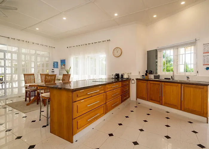 2 Bed - Sleeps 4 - Pets - Pool - Garden Villa Beau Vallon (Mahe)