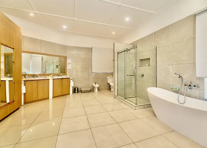 2 Bed - Sleeps 4 - Pets - Pool - Garden