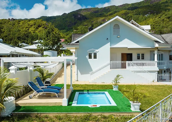 2 Bed - Sleeps 4 - Pets - Pool - Garden *